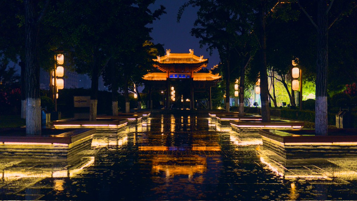 Harenome's tweet photo. 西安 (Xī'ān), wandering in the rain 1/2 https://t.co/WnyM9OSw1g