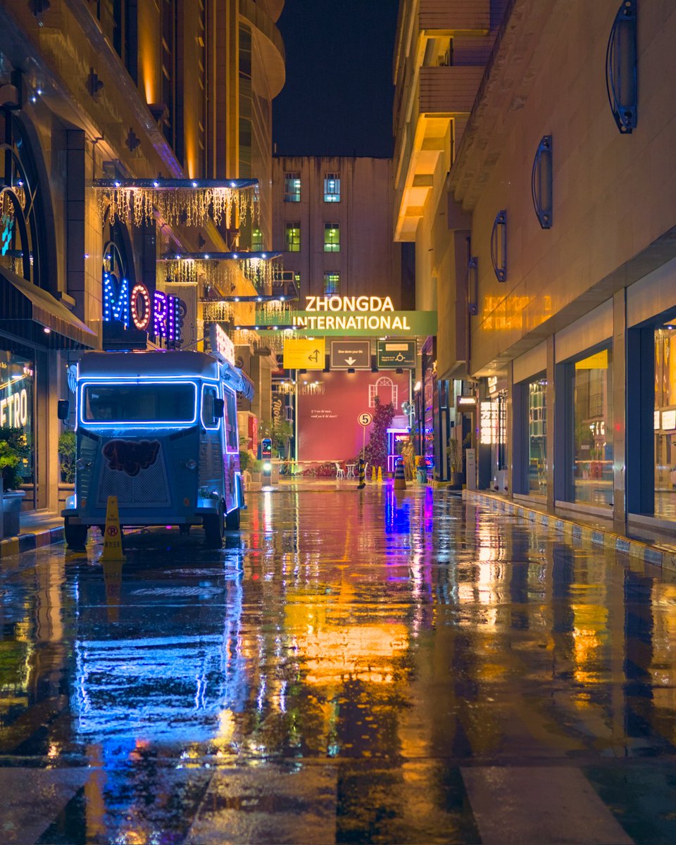 Harenome's tweet photo. 西安 (Xī'ān), wandering in the rain 1/2 https://t.co/WnyM9OSw1g