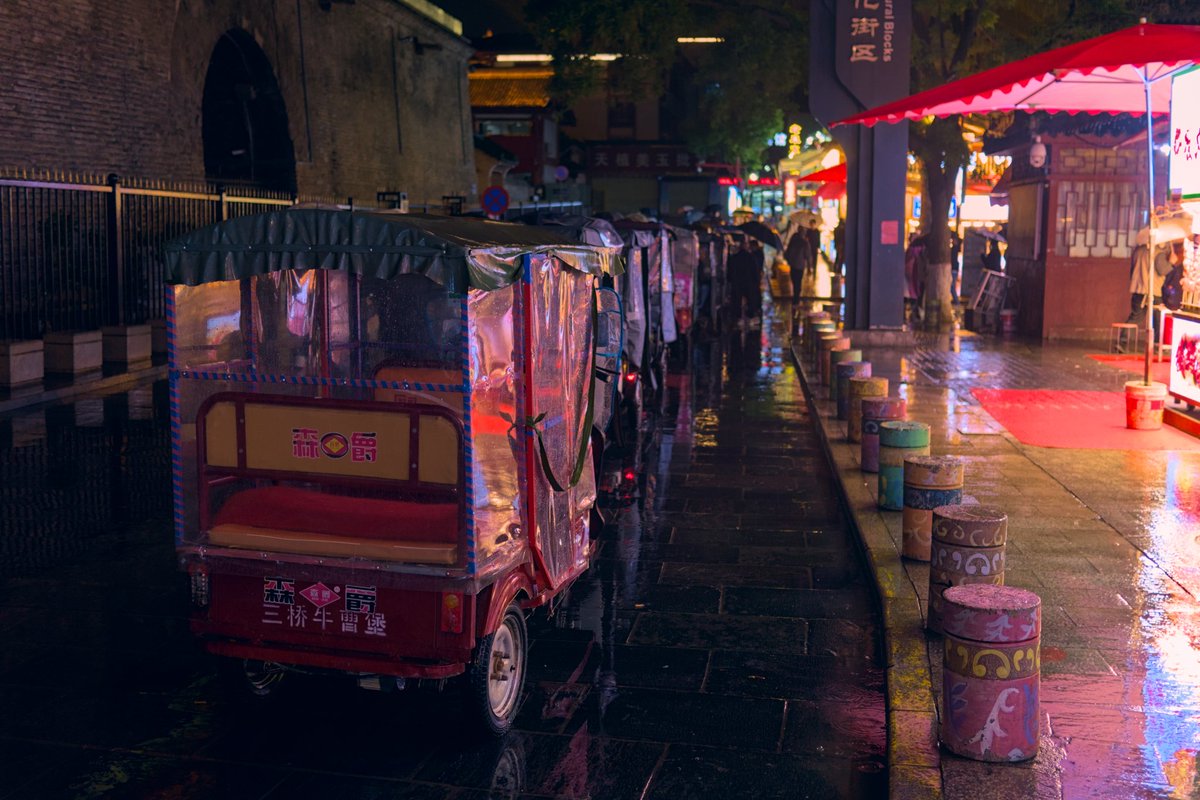 Harenome's tweet photo. 西安 (Xī'ān), wandering in the rain 2/2 https://t.co/YcLFgKedEt