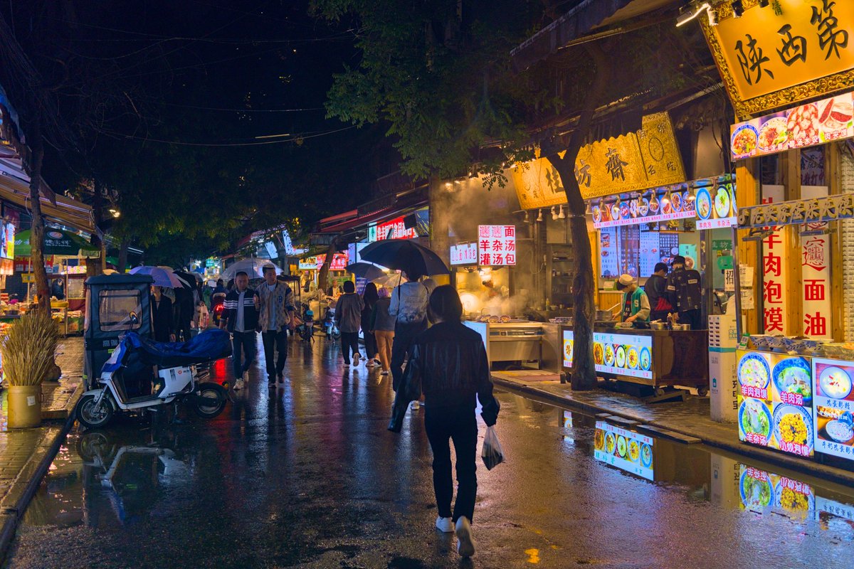 Harenome's tweet photo. 西安 (Xī'ān), wandering in the rain 2/2 https://t.co/YcLFgKedEt