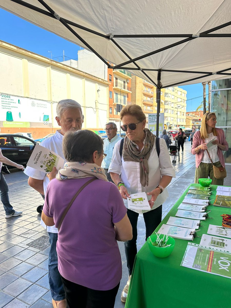 VOX_Moncada's tweet photo. A pie de calle junto a nuestros vecinos en la calle Fernando el Católico (en la puerta del mercado municipal)
🟢 Mesa informativa
#cuidamoncada
#CuidaLoTuyo https://t.co/ZoNXFE3GAg