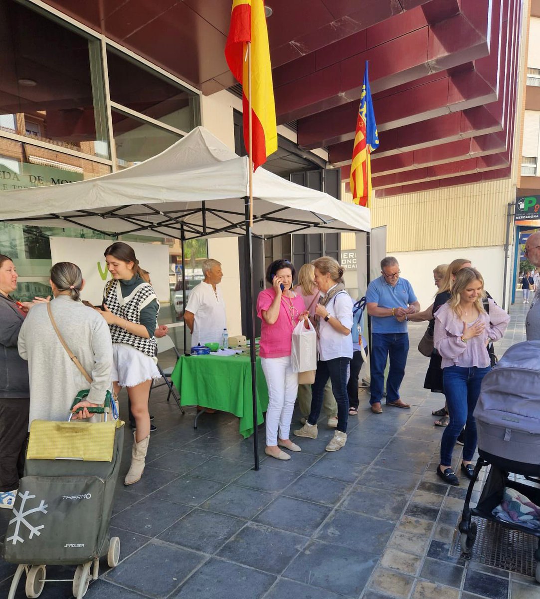 VOX_Moncada's tweet photo. A pie de calle junto a nuestros vecinos en la calle Fernando el Católico (en la puerta del mercado municipal)
🟢 Mesa informativa
#cuidamoncada
#CuidaLoTuyo https://t.co/ZoNXFE3GAg
