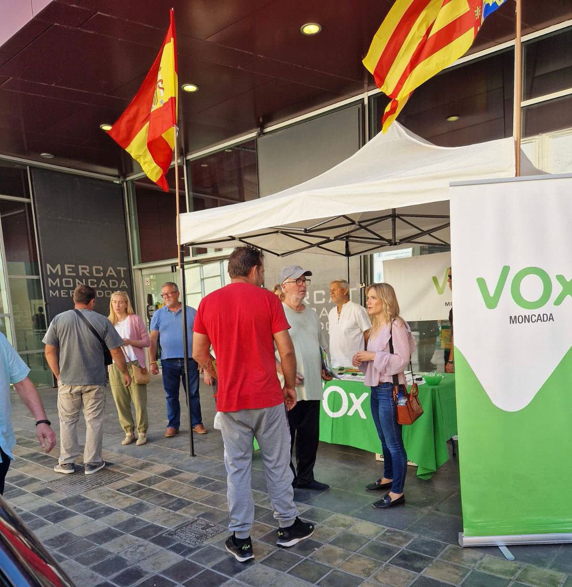 VOX_Moncada's tweet photo. A pie de calle junto a nuestros vecinos en la calle Fernando el Católico (en la puerta del mercado municipal)
🟢 Mesa informativa
#cuidamoncada
#CuidaLoTuyo https://t.co/ZoNXFE3GAg