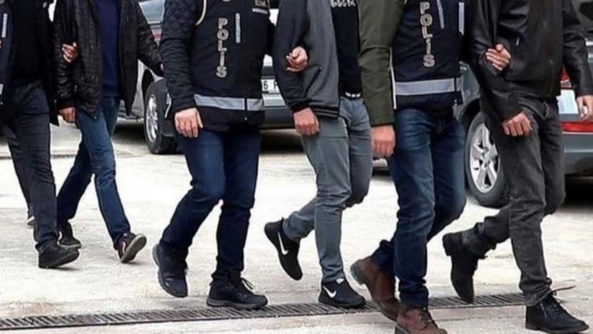 dokuz8haber's tweet photo. 🔴 #Ankara Cumhuriyet Başsavcılığı Terör Suçları Soruşturma Bürosu tarafından yürütülen soruşturma kapsamında, #redhack adlı hacker grubuna operasyon düzenlendi.

👉Ankara merkezli 19 ilde yapılan operasyonda 33 kişi gözaltına alındı. https://t.co/q3uqmbEsl4