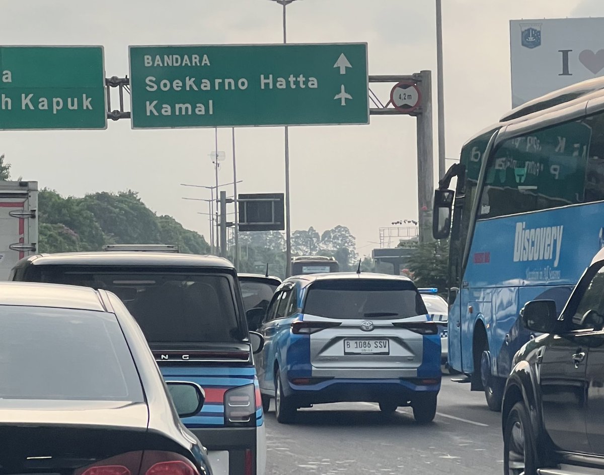 vdicky's tweet photo. Keren nih min @IndonesiaGaruda , sopirnya gagah bet pengen viral kayaknya, ugal2an zig-zag ampir nyerempet mobil saya juga di ruas tol bandara, plat B 1086 SSV. Salam min salam bang jago nya! https://t.co/eAePd0yytq