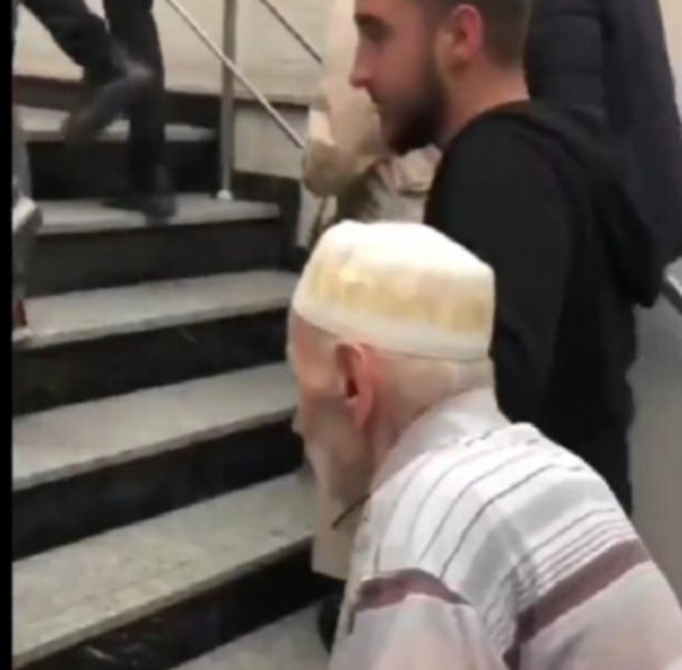 Kıymetli İstanbullular

İzlediğiniz video'da görünen amcamızı arıyoruz.

Bu amcamızı tanıyanlar DM üzerinden bizimle iletişime geçebilir mi lütfen ?