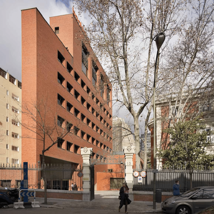 "Lo que entiendo por arquitectura implica algo más que la exhibición de las técnicas; no se puede despilfarrar el potencial que tiene la ciudad antigua, o incluso la de las periferias. La arquitectura tiene que estar anclada a la ciudad".
Rafael Moneo.
Premio Pritzker-1996.