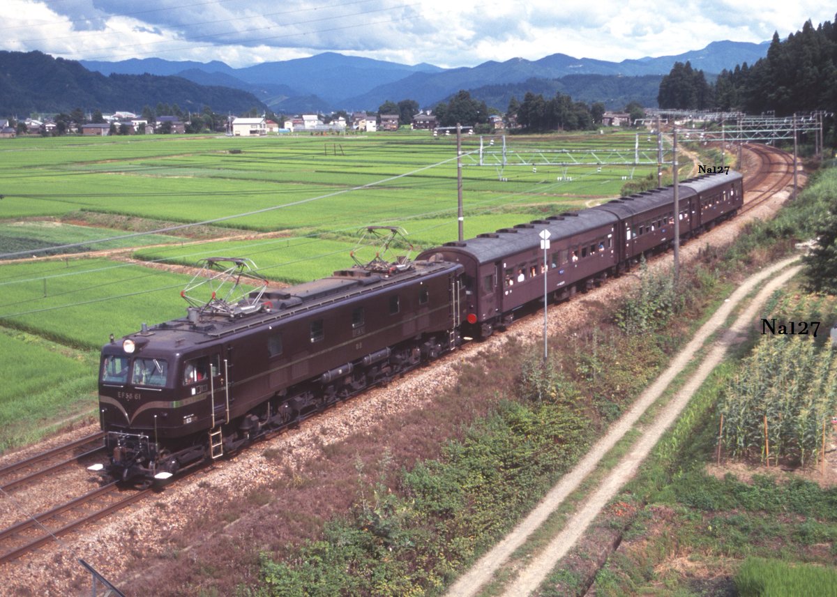 Na127diner's tweet photo. #EF58の日 

新潟の田園地帯を行くロクイチ

1998/7/26
EF5861[田] https://t.co/W32xmaQC6a