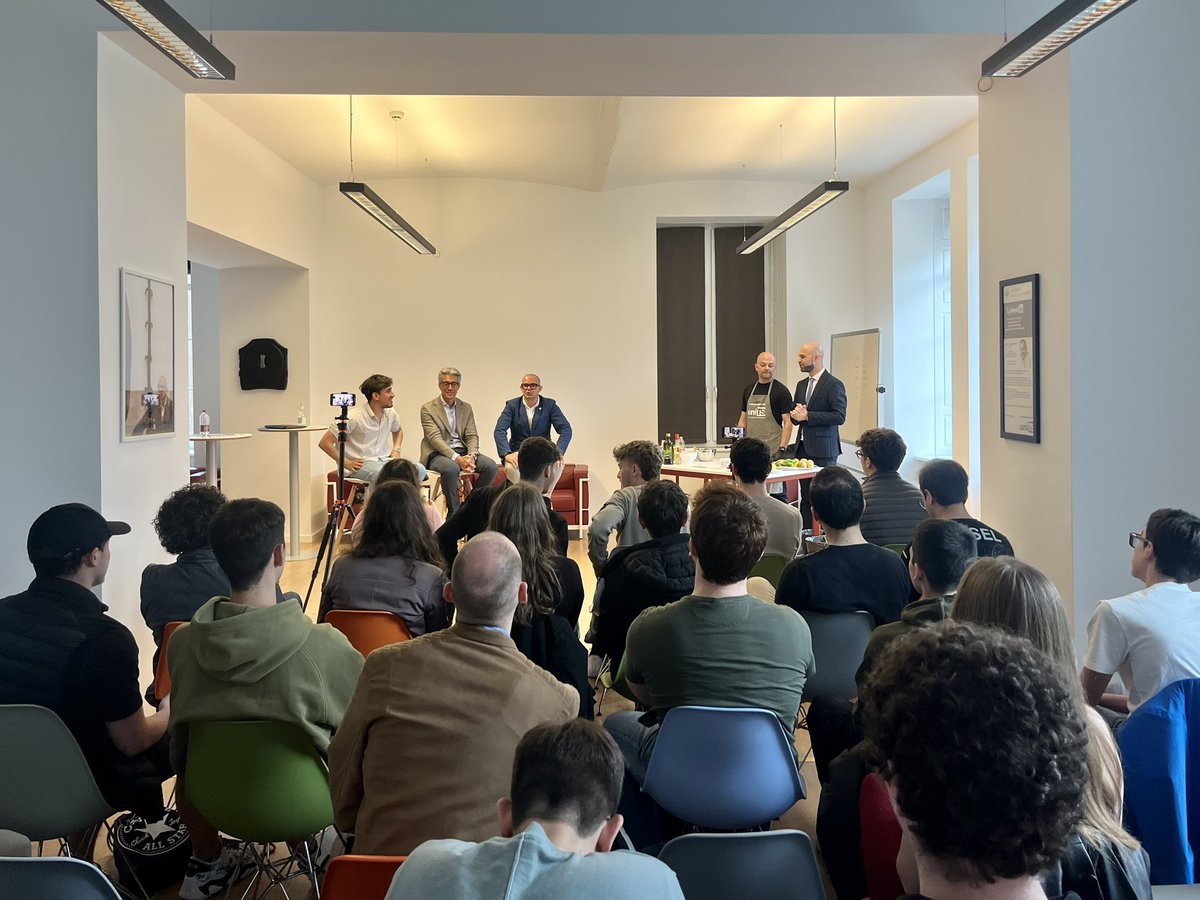 UniTrieste's tweet photo. È iniziato il Crypto Confidential cooking show: l’importanza della costruzione di un network internazionale. 

@gramegna, CoFounder e CEO di @florestanft, intervista Matteo di Biagi, direttore di Le Village by CA Triveneto, e Salvatore Dore del nostro CLab. https://t.co/Srxnl3chQ2