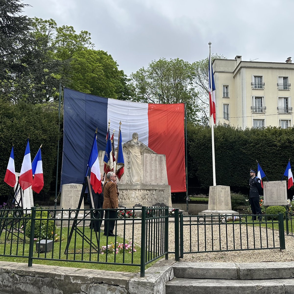 Pereira__David's tweet photo. 🇫🇷 Il y a 78 ans la France était libérée ! 

 Avec @VRaincy, @Partag_Demain célèbre la mémoire de celles et ceux qui ont combattu pour notre liberté et la paix. 

Une paix que le curé, le rabbin et le pasteur du #Raincy ont magnifié ce matin dans un très beau discours d’humanité. https://t.co/O9itTo1VzL