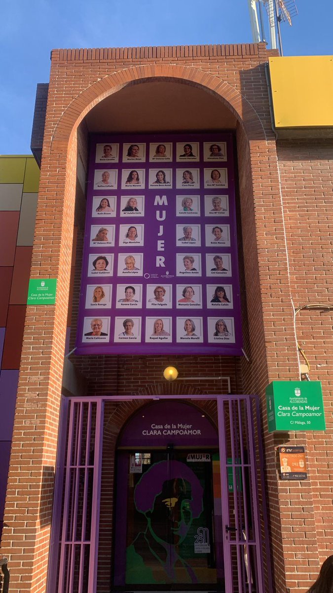 ¡Ya luce en la fachada de la Casa de la #Mujer la nueva lona en homenaje a vecinas anónimas🙎🏻‍♀️👩‍🔧👵 que simbolizan la fuerza, el esfuerzo y el cariño 💚femenino y que han contribuido a hacer de #Alcobendas la gran ciudad que es hoy!
¡Acércate a conocerlas!
<a href="/Casademujer/">Alcobendas Mujer</a>
