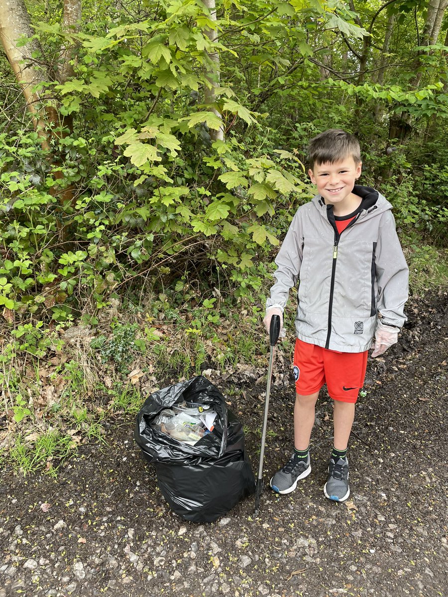 JenHopkins2's tweet photo. @CrowthorneCofE @CrowthorneCofE We’ve been out doing a litter pick in Circle Hill Woods. https://t.co/vphZlQHj8Q