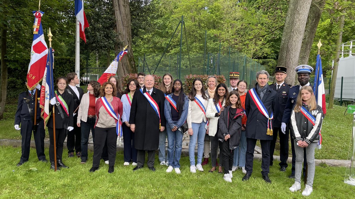 Commémoration du 8 mai 1945 à Meudon:avec le Maire,les élus,la Députée et le CM des jeunes pour ne pas oublier le sacrifice de celles et ceux qui sont morts pour notre liberté⁦<a href="/dlarghero/">Denis Larghero</a>⁩⁦<a href="/priscathevenot/">Prisca THEVENOT</a>⁩ ⁦<a href="/LanloVirginie/">LANLO Virginie</a>⁩