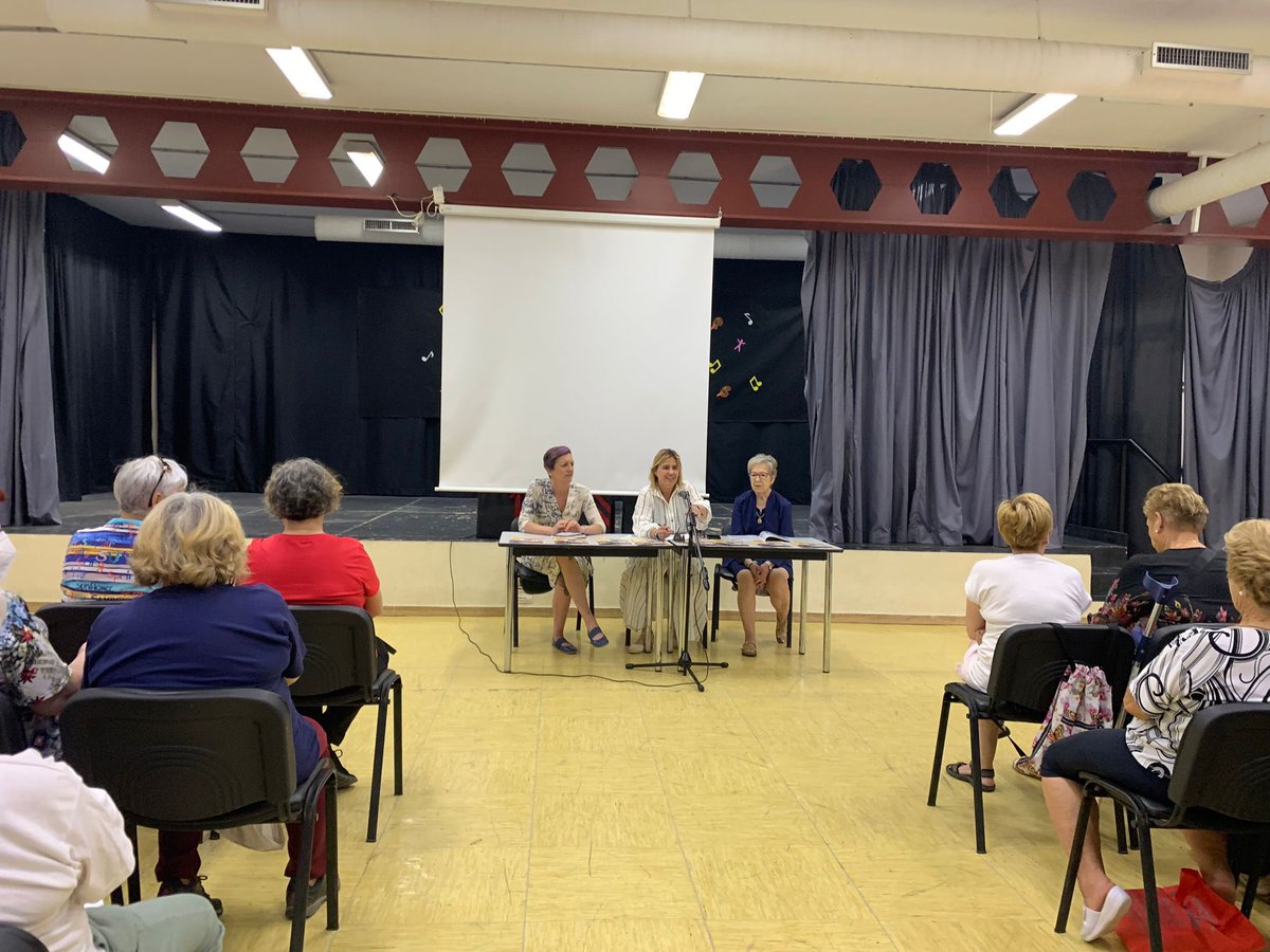 La concejala de <a href="/DchosSocialesGR/">@DchosSocialesAytoGR</a> <a href="/GrxNuria/">NuriaGutiérrezGRX</a> ha inaugurado la Semana Cultural del CMSS Norte y ha asistido a la presentación de la revista de mayores Mayores, elaborada por las personas mayores del Distrito Norte