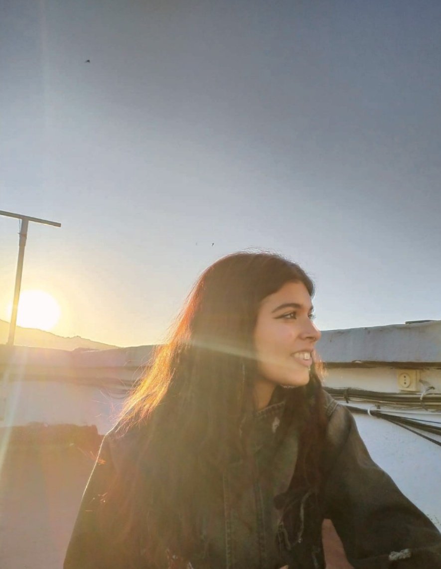 persiana__'s tweet photo. Elena me hizo estas fotos ayer viendo amanecer y 🥺 https://t.co/AOY77xlpkg