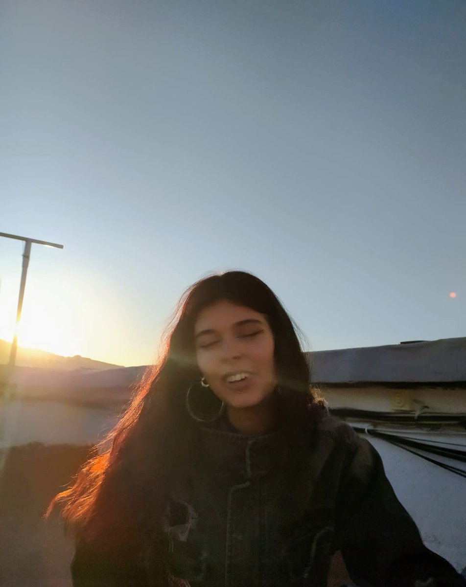 persiana__'s tweet photo. Elena me hizo estas fotos ayer viendo amanecer y 🥺 https://t.co/AOY77xlpkg
