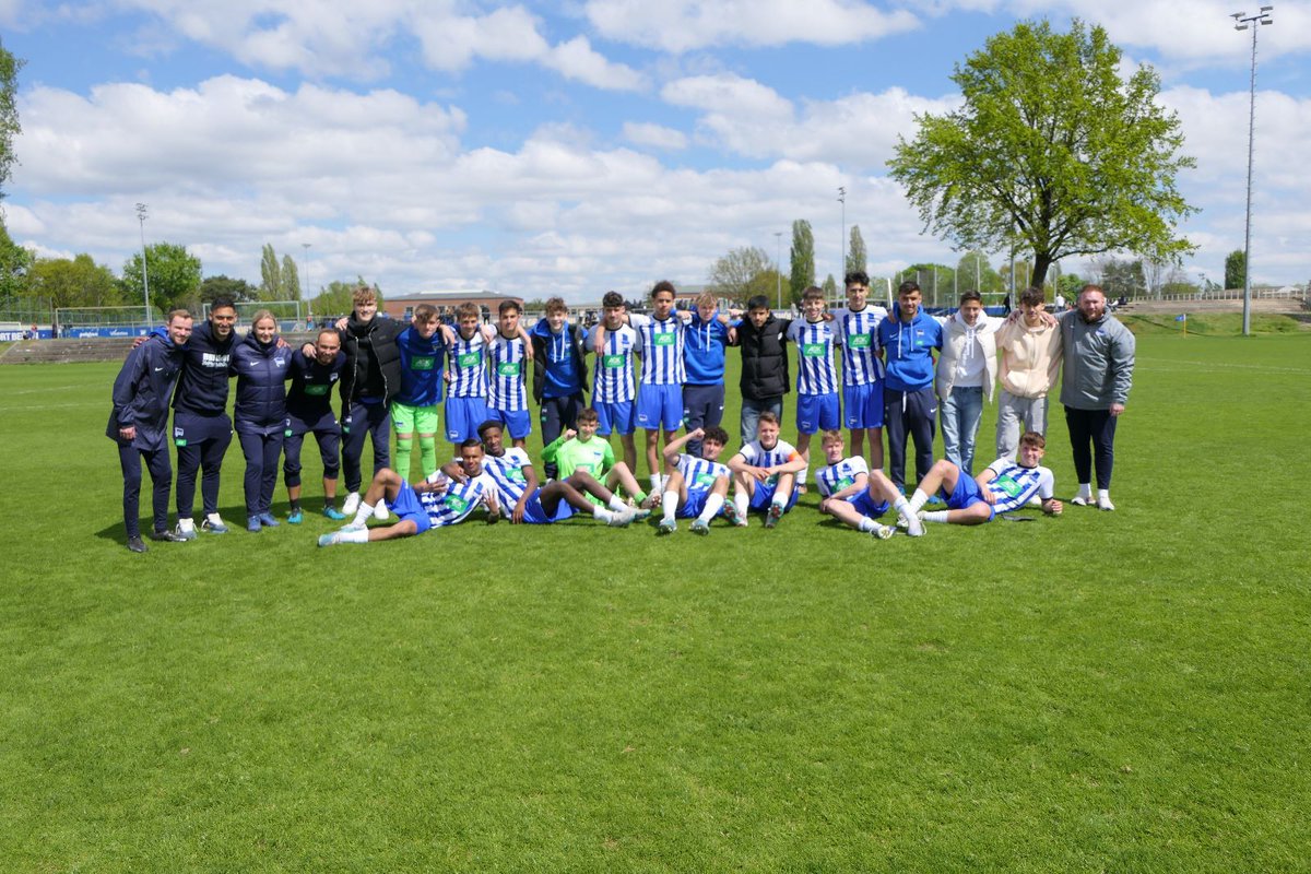 HerthaBubis's tweet photo. Unsere #BSCU16 ist B-Junioren-Regionalliga-Meister! 😍 Nach einem Herzschlagfinale konnten unsere 🔵⚪️ die Trophäe in die Höhe recken. Warum es so spannend war, lest ihr hier: https://t.co/oXMalg0b7B 👈
Wir sind stolz auf euch, Jungs! 💙
#HaHoHe https://t.co/5EvrPDOkwX
