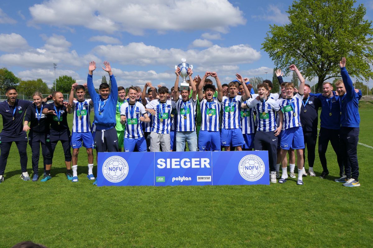 HerthaBubis's tweet photo. Unsere #BSCU16 ist B-Junioren-Regionalliga-Meister! 😍 Nach einem Herzschlagfinale konnten unsere 🔵⚪️ die Trophäe in die Höhe recken. Warum es so spannend war, lest ihr hier: https://t.co/oXMalg0b7B 👈
Wir sind stolz auf euch, Jungs! 💙
#HaHoHe https://t.co/5EvrPDOkwX