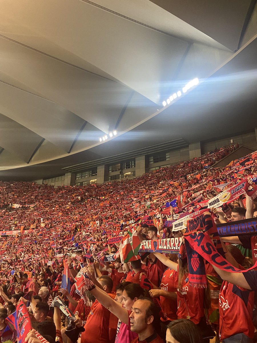 Algunas consideraciones de esta final de copa celebrada en Sevilla.

Me alegra ver a la parroquia rojilla pasando de fanzones y apostando por el modelo consume en la ciudad y llénala de gente que es lo que debe de ser siempre. ( sigue)