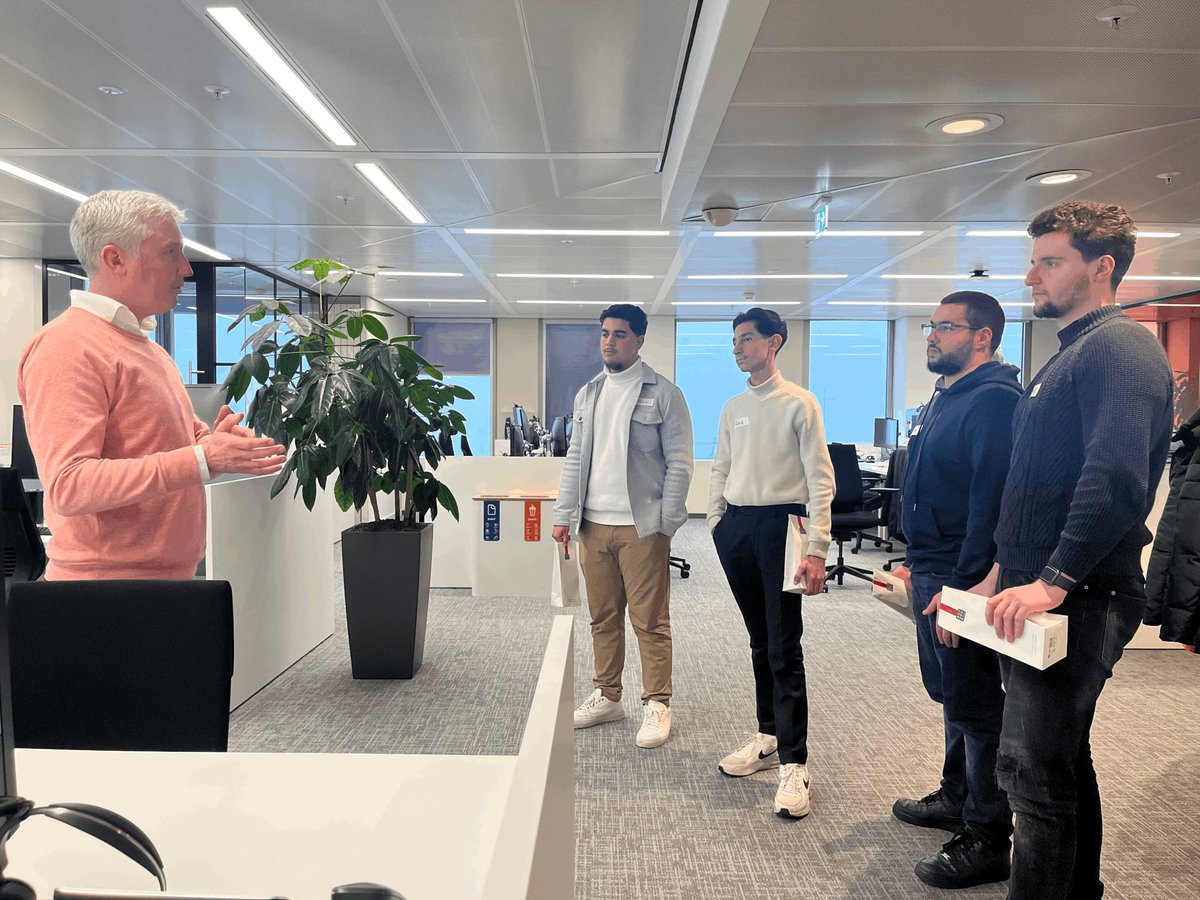 BlackRock_NL's tweet image. In maart bezocht een groep alumni van @Weekendschool ons kantoor om de wereld van vermogensbeheerders te leren kennen. Mede door een “BlackRock Gives Grant” sponsorship steunen wij de missie van @Weekendschool zodat jongeren gemotiveerd hun plek kunnen innemen in de samenleving.
