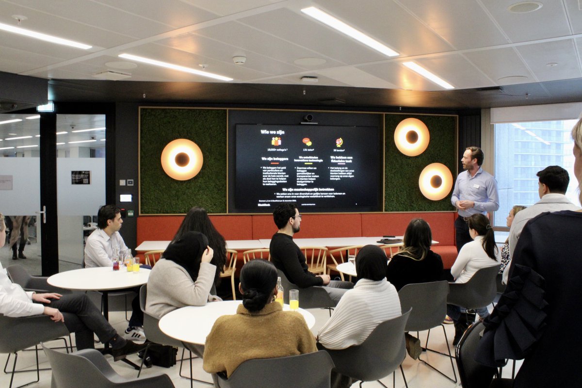 BlackRock_NL's tweet image. In maart bezocht een groep alumni van @Weekendschool ons kantoor om de wereld van vermogensbeheerders te leren kennen. Mede door een “BlackRock Gives Grant” sponsorship steunen wij de missie van @Weekendschool zodat jongeren gemotiveerd hun plek kunnen innemen in de samenleving.