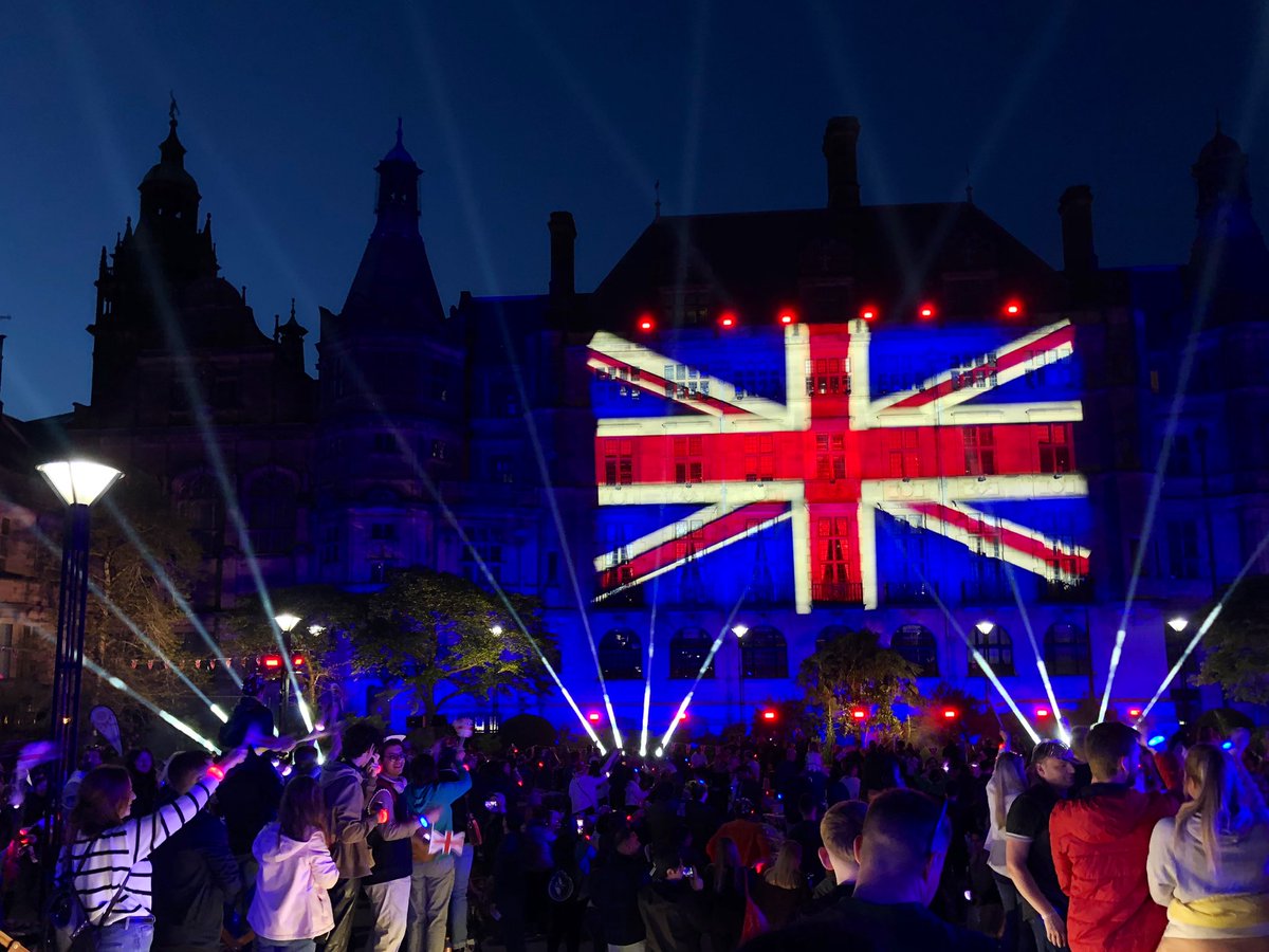 steelcitysnaps's tweet photo. Final set of photos of Sheffield Town Hall lit up last night for the #LightUpTheNation centrepiece of the #CoronationConcert, and didn’t it look fantastic 🤩 There was an amazing party atmosphere in the Peace Gardens 🇬🇧 @SheffCouncil @VisitSheffield @BBCOne #Sheffield #Coronation https://t.co/inCs8E7F8m