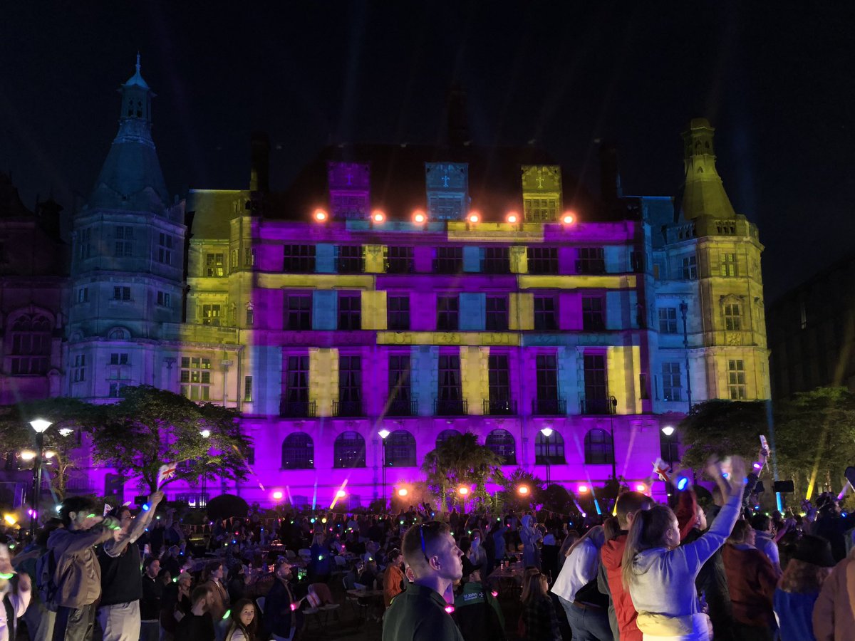 steelcitysnaps's tweet photo. Sheffield Town Hall lit up last night for the #LightUpTheNation centrepiece of the #CoronationConcert, and it looked absolutely stunning 🤩 @SheffCouncil @VisitSheffield @BBCOne #Sheffield #Coronation https://t.co/VAPeW9yt6g