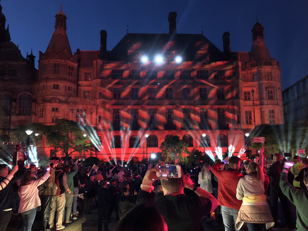 steelcitysnaps's tweet photo. Sheffield Town Hall lit up last night for the #LightUpTheNation centrepiece of the #CoronationConcert, and it looked absolutely stunning 🤩 @SheffCouncil @VisitSheffield @BBCOne #Sheffield #Coronation https://t.co/VAPeW9yt6g