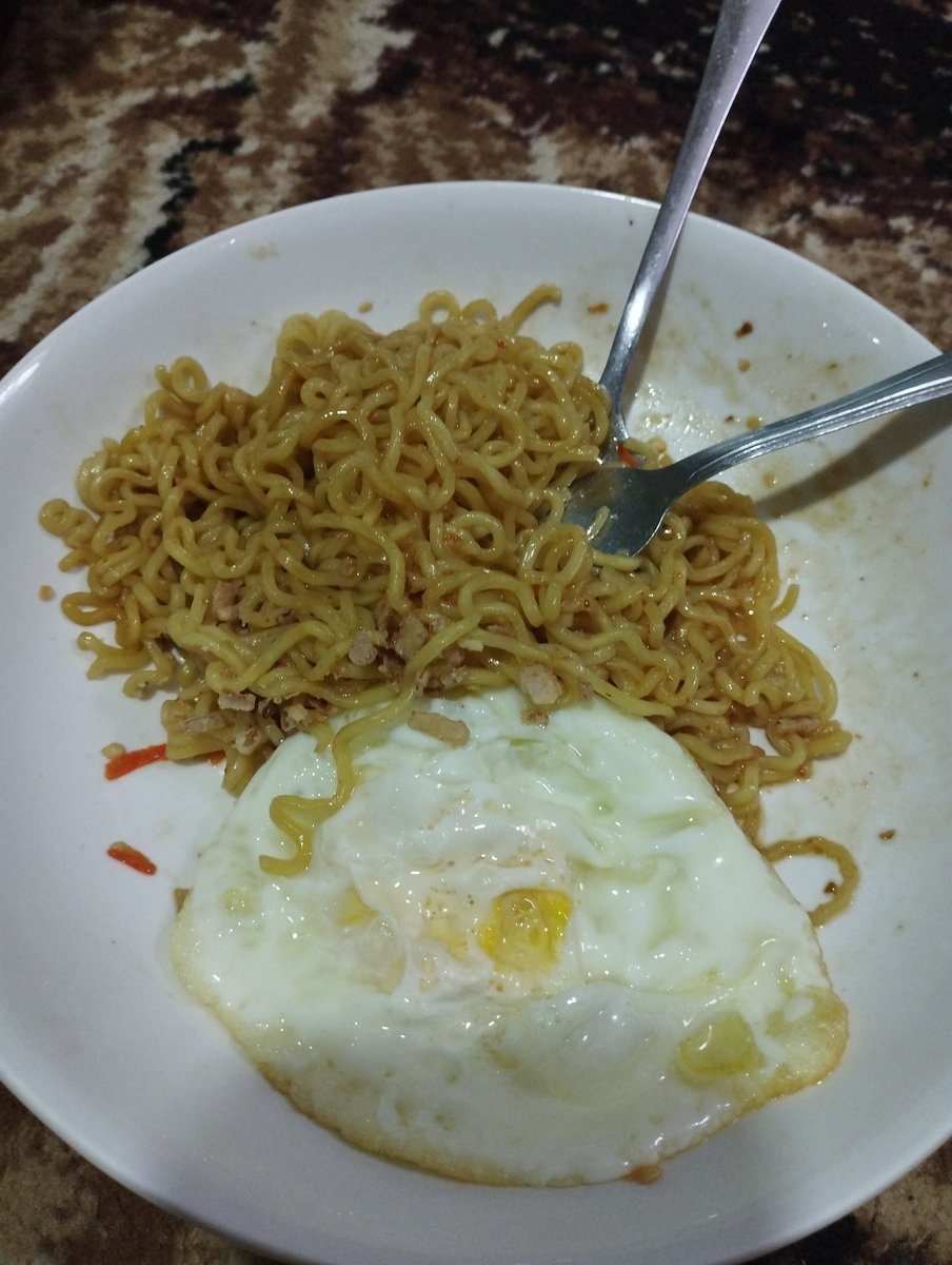 Sekarang jadi tim garis keras Indomie Goreng yang original, pedahal biasanya anti banget. pokoknya semenjak Sambal Matah discontinue, beralih ke Indomie Ayam Geprek