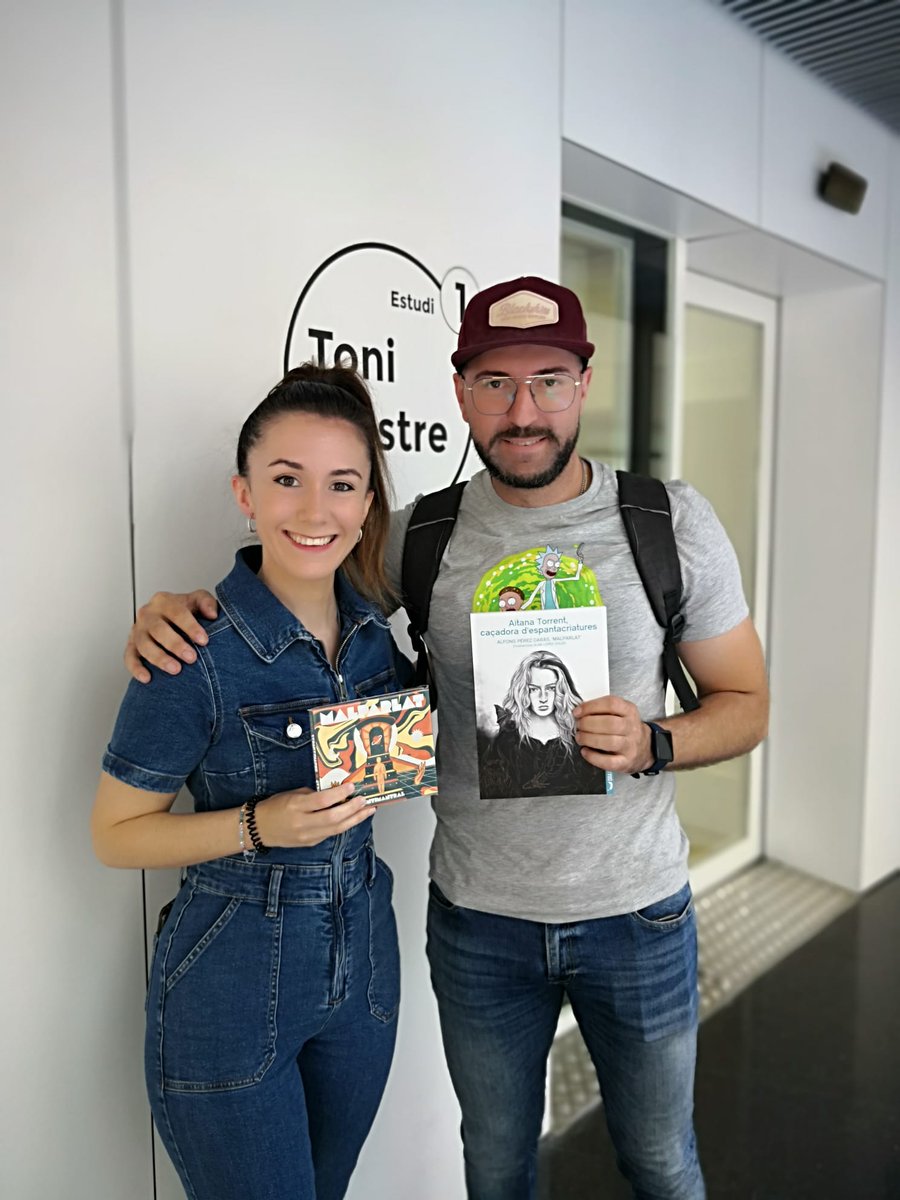 NTCdelMati's tweet photo. 📻Hui ens visita el 🎤raper de Nules @alfonselblue. 🎶Com a #Malparlat ha publicat dos discos, 'Poèticament incorrecte' i 'Sentimantral'. ✍️Ara, s’ha llançat també a l’aventura d'escriure i ens presenta: 📚'Aitana Torrent, caçadora d'espantacriatures'.
https://t.co/2YVIQUGuKP https://t.co/gG0qs0z63D