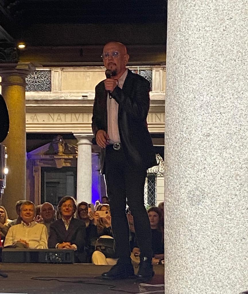 Nella foto, una colonna neoclassica del meraviglioso <a href="/MuseoBaVa/">Museo Bagatti Valsecchi</a> e una colonna portante della Musica italiana. Arte e Poesia, insieme.
<a href="/enricoruggeri/">Enrico Ruggeri</a>