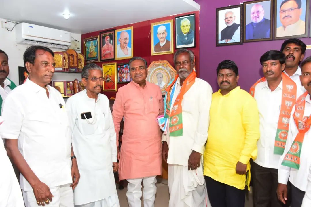 ParannaMBJP's tweet photo. ಇಂದು ನನ್ನ ಸಮ್ಮುಖದಲ್ಲಿ 
ಹಿರಿಯ ರೈತ ಹೋರಾಟಗಾರರು ಹಾಗೂ ಇಂದರಗಿ ತಾಲೂಕ ಪಂಚಾಯತ್ ಸದಸ್ಯರಾದ ಶ್ರೀಯುತ ಈರಣ್ಣರವರು, ಮಾಜಿ APMC ಸದಸ್ಯ ಅಂಬಣ್ಣ, ನನ್ನ ವಿದ್ಯಾರ್ಥಿ ಮಿತ್ರ,ಯುವ ಮುಖಂಡ ಮಂಜುನಾಥ್ ಹಾಗೂ ಅವರ ಅಪಾರ ಮಿತ್ರ ಬಳಗ KRRP ಪಕ್ಷ ಬಿಟ್ಟು ಬಿಜೆಪಿ ಪಕ್ಷಕ್ಕೆ ಸೇರ್ಪಡೆಯಾದರು. https://t.co/Vf1gGejnAh