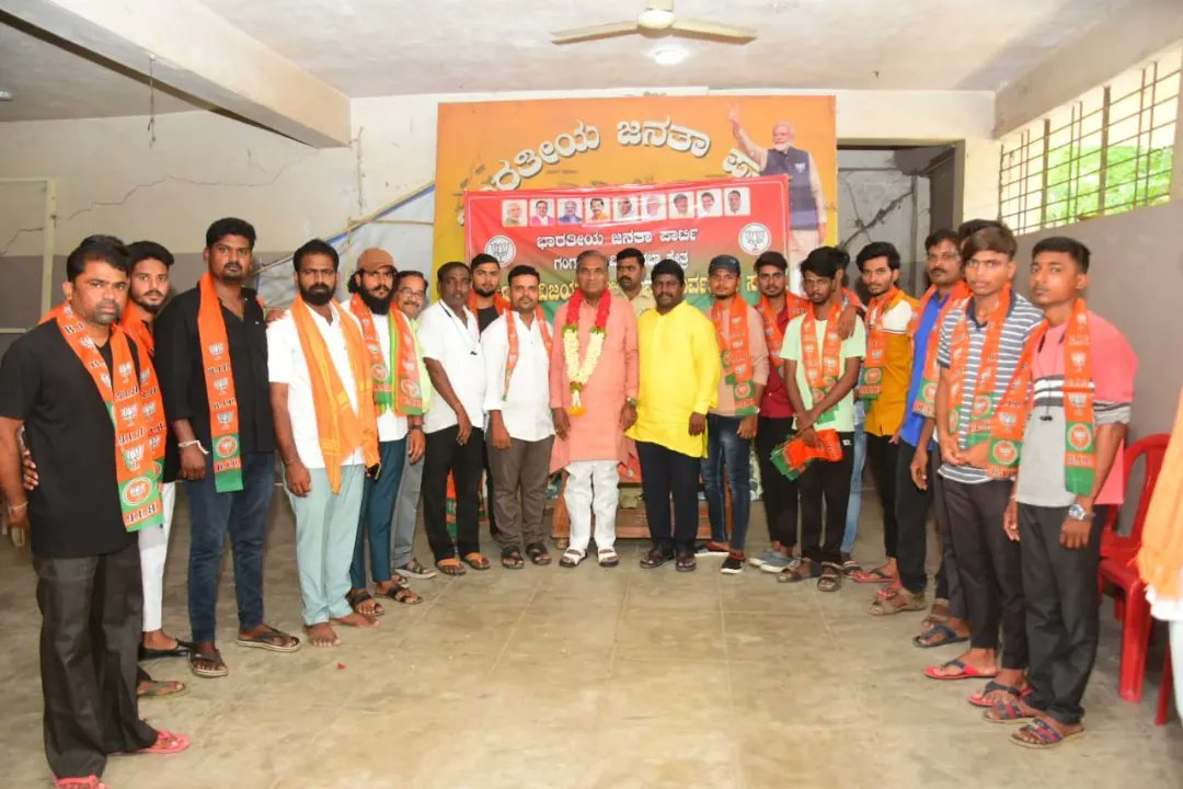 ParannaMBJP's tweet photo. ಇಂದು ನನ್ನ ಸಮ್ಮುಖದಲ್ಲಿ 
ಹಿರಿಯ ರೈತ ಹೋರಾಟಗಾರರು ಹಾಗೂ ಇಂದರಗಿ ತಾಲೂಕ ಪಂಚಾಯತ್ ಸದಸ್ಯರಾದ ಶ್ರೀಯುತ ಈರಣ್ಣರವರು, ಮಾಜಿ APMC ಸದಸ್ಯ ಅಂಬಣ್ಣ, ನನ್ನ ವಿದ್ಯಾರ್ಥಿ ಮಿತ್ರ,ಯುವ ಮುಖಂಡ ಮಂಜುನಾಥ್ ಹಾಗೂ ಅವರ ಅಪಾರ ಮಿತ್ರ ಬಳಗ KRRP ಪಕ್ಷ ಬಿಟ್ಟು ಬಿಜೆಪಿ ಪಕ್ಷಕ್ಕೆ ಸೇರ್ಪಡೆಯಾದರು. https://t.co/Vf1gGejnAh