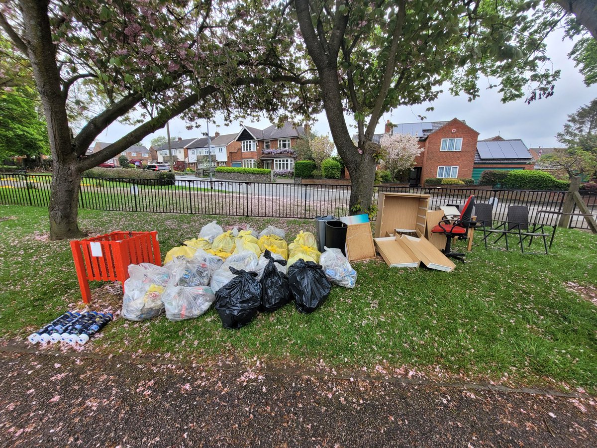 CllrDTaylor's tweet photo. A bit of a soggy litter pick this morning with the Anstey &amp; Cropston Litter Wombles. 27 bags and lots of furniture collected, great effort everyone 👏👏
#KeepAnsteyClean
#LitterWombles https://t.co/kF5wfkrcxZ
