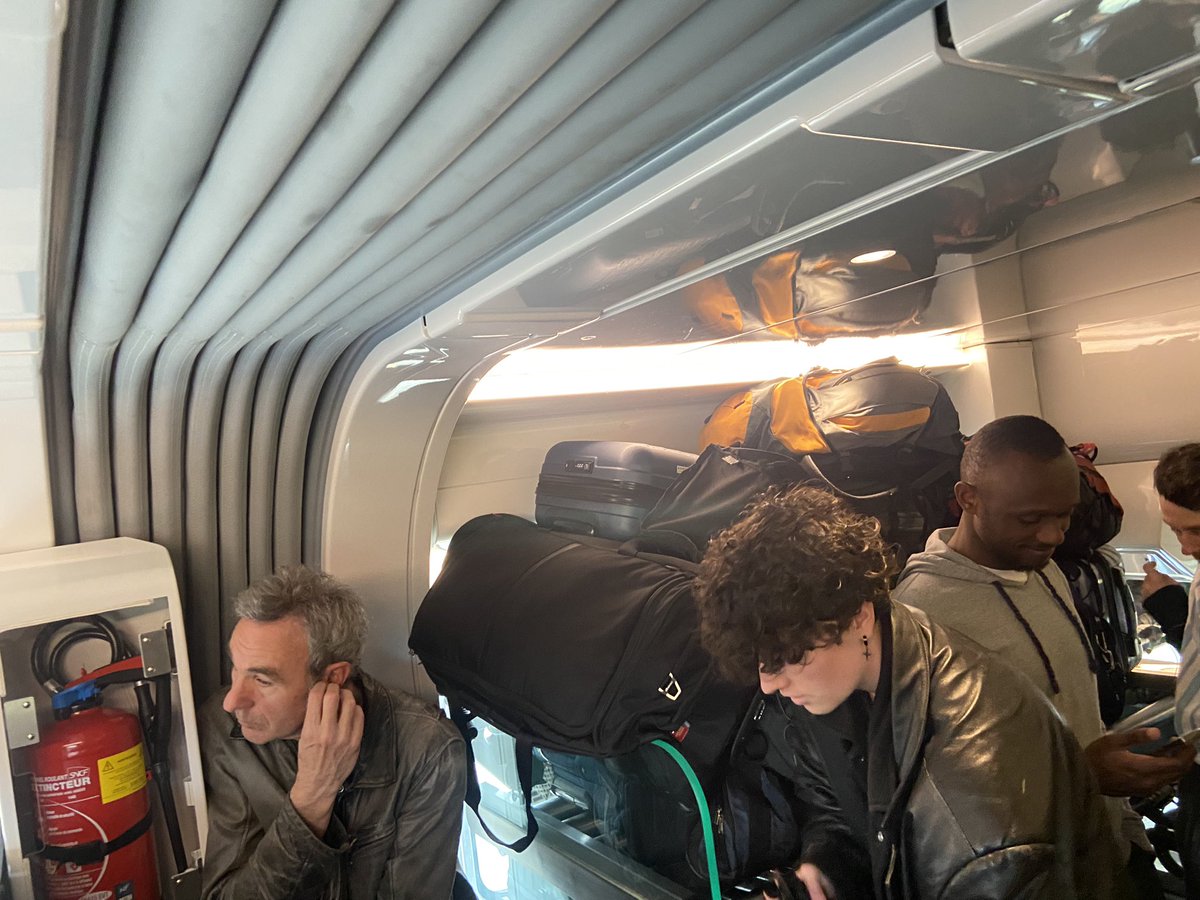 greghlls's tweet photo. @SNCFVoyageurs @RemiTrain 
Comment pouvez vous en toute connaissance de cause laisser les réservations ouvertes pour le TER 14048 (Tours - Paris) ? Des enfants et personnes âgées sont assises par terre, et les contrôleurs continuent de charger le train. Honteux ! https://t.co/UuQbuJ95Gl
