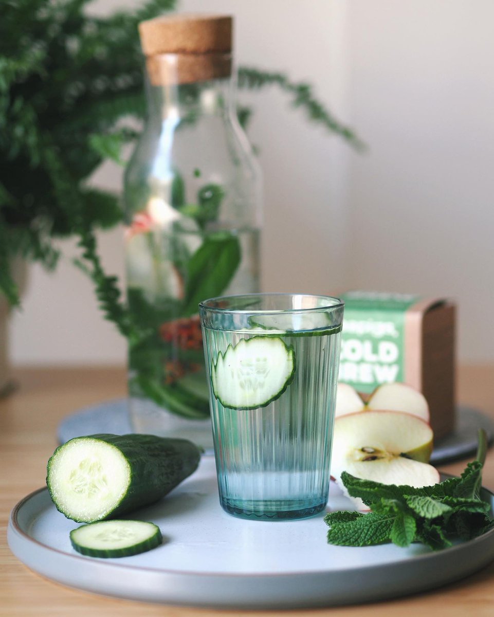 teapigsHK's tweet photo. Drank a lot or ate too much in the weekend? Want to detox? Give our cucumber and apple cold brew a go! 🥒 Cucumber are a natural diuretic, which helps detox the body by passing toxins out of the body through urine, interesting right?

#teapigs #teapigshk #hkonlineshop https://t.co/lWqRvLFig8