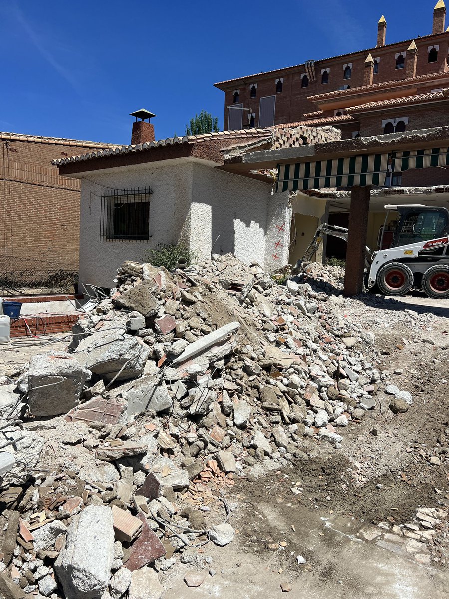 gitecom's tweet image. Reforma integral Vivienda Unifamiliar Aislada 
Los recursos mecánicos optimizan trabajos en demoliciones y trabajos previos y son una alternativa segura y económica al los medios manuales cuando son posibles.