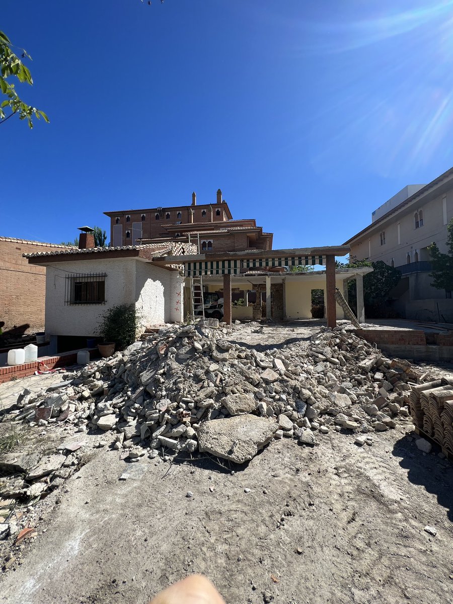 gitecom's tweet image. Reforma integral Vivienda Unifamiliar Aislada 
Los recursos mecánicos optimizan trabajos en demoliciones y trabajos previos y son una alternativa segura y económica al los medios manuales cuando son posibles.