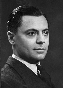 FranckNoir's tweet photo. Jean Moulin serait ulcéré de savoir qu'on lui rende hommage après Pétain, traitre à la nation, et fusilleur de soldats Français.
Jean Moulin serait un fervent opposant à ceux qui violent l'esprit de ses mesures sociales.
Il n'y a pas de débat, @EmmanuelMacron ne pourra pas rendre hommage à #JeanMoulin : quoiqu'il fasse, ça sera une insulte. 

#8mai1945