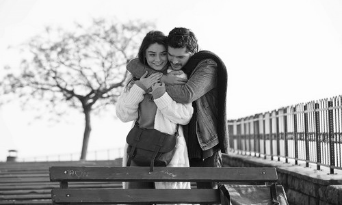 Kıskanır rengini baharda yeşiller,
sevda büyüsü gibisin sen Firuze