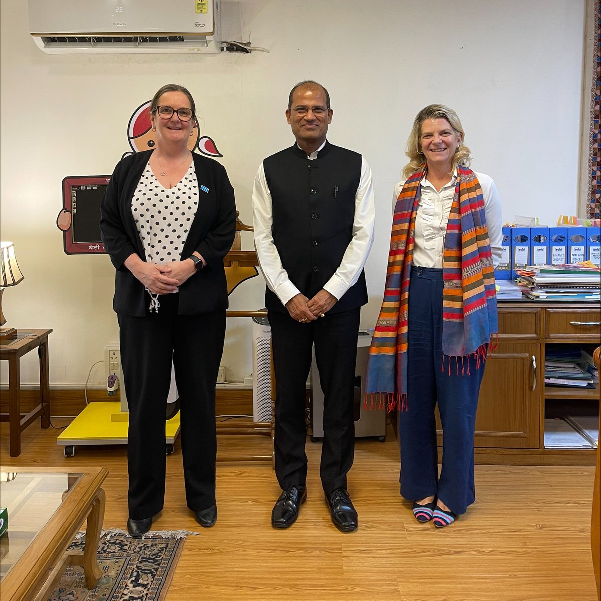 On a courtesy call with Mr. @IndevarPandey, Secretary, @MinistryWCD, @UNICEFROSA Regional Director a. i., Ms. @noalaskinner complimented the Ministry’s leadership on child rights; and for UNICEF’s longstanding, trusted partnership with MWCD and the Govt. of India. Accompanied by