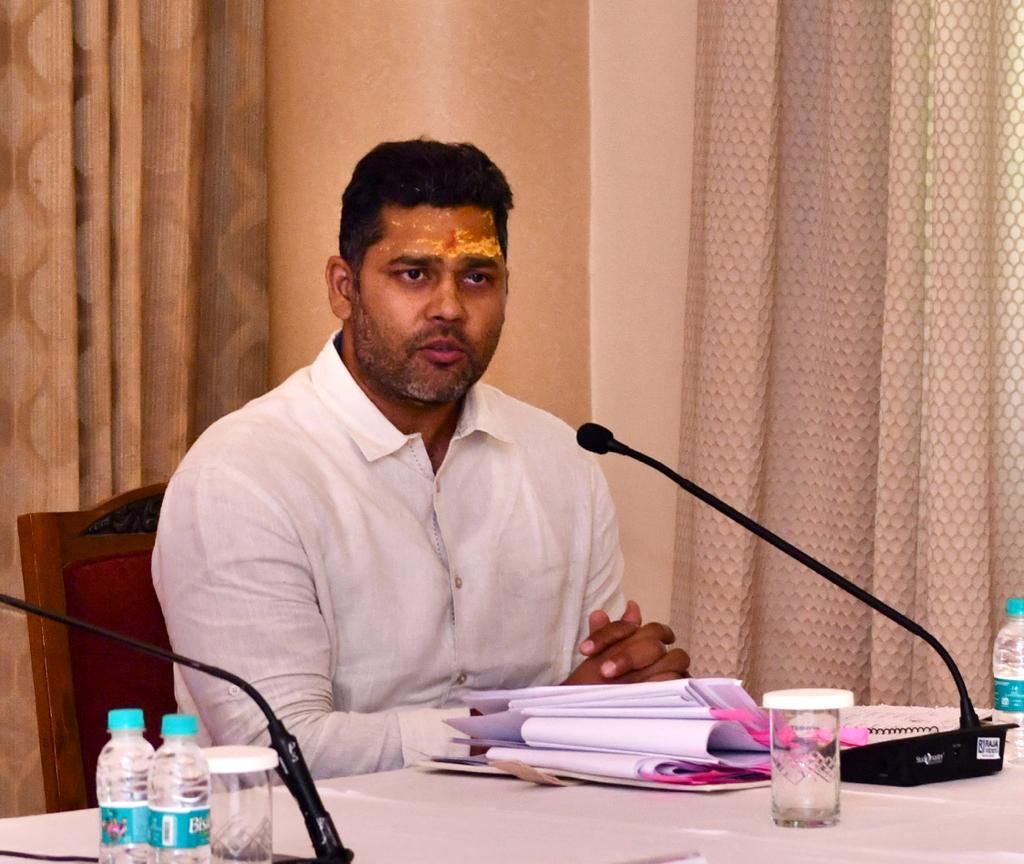 AshokChandnaINC's tweet photo. महामहिम राज्यपाल श्री कलराज मिश्र जी, शिक्षा मंत्री डॉ. बी डी कल्ला जी, उच्च शिक्षा राज्यमंत्री श्री राजेंद्र सिंह यादव जी के साथ कुलपति समन्��य समिति की बैठक में राजभवन जयपुर में। https://t.co/dgEnjhec1D