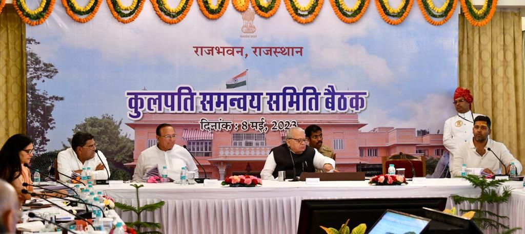 AshokChandnaINC's tweet photo. महामहिम राज्यपाल श्री कलराज मिश्र जी, शिक्षा मंत्री डॉ. बी डी कल्ला जी, उच्च शिक्षा राज्यमंत्री श्री राजेंद्र सिंह यादव जी के साथ कुलपति समन्��य समिति की बैठक में राजभवन जयपुर में। https://t.co/dgEnjhec1D