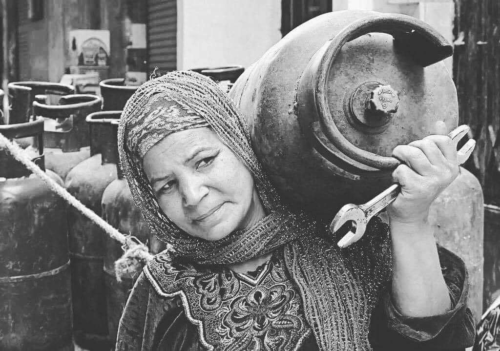 أحياناً تضحي المرأة بأنوثتها لتساعد من لا يستحق، فيبحث هو عن الأنوثة في امرأة أخرى .💔
#ذالك_الوغد