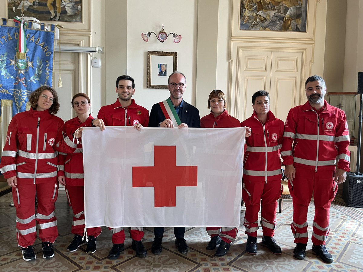 crifasano's tweet photo. Oggi #8Maggio a Palazzo di Città il Presidente della Croce Rossa di Fasano con i Delegati alle attività hanno incontrato il Sindaco di Fasano 𝗙𝗿𝗮𝗻𝗰𝗲𝘀𝗰𝗼 𝗭𝗮𝗰𝗰𝗮𝗿𝗶𝗮 consegnando la bandiera della Croce Rossa.

▶️ Leggi il comunicato stampa: https://t.co/R7a1ITG9dH https://t.co/IV4nisTSLr