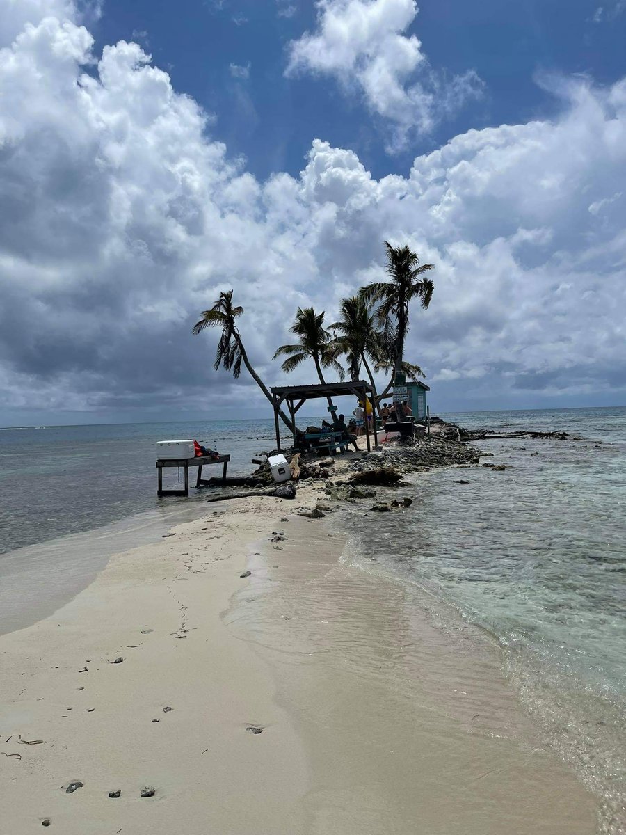 Roberto00436790's tweet photo. Tiny island off the coast of Belize. #silkcaye https://t.co/arv4nQsngM