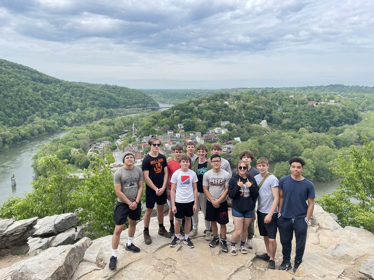 CoachTryonPE's tweet photo. The Bulldog wrestlers spent some time together this weekend. We hiked up Maryland Heights and then got some refreshments afterwards. ⛰️🤼‍♂️🐾🍨🌭 https://t.co/3EGRK4uq1e