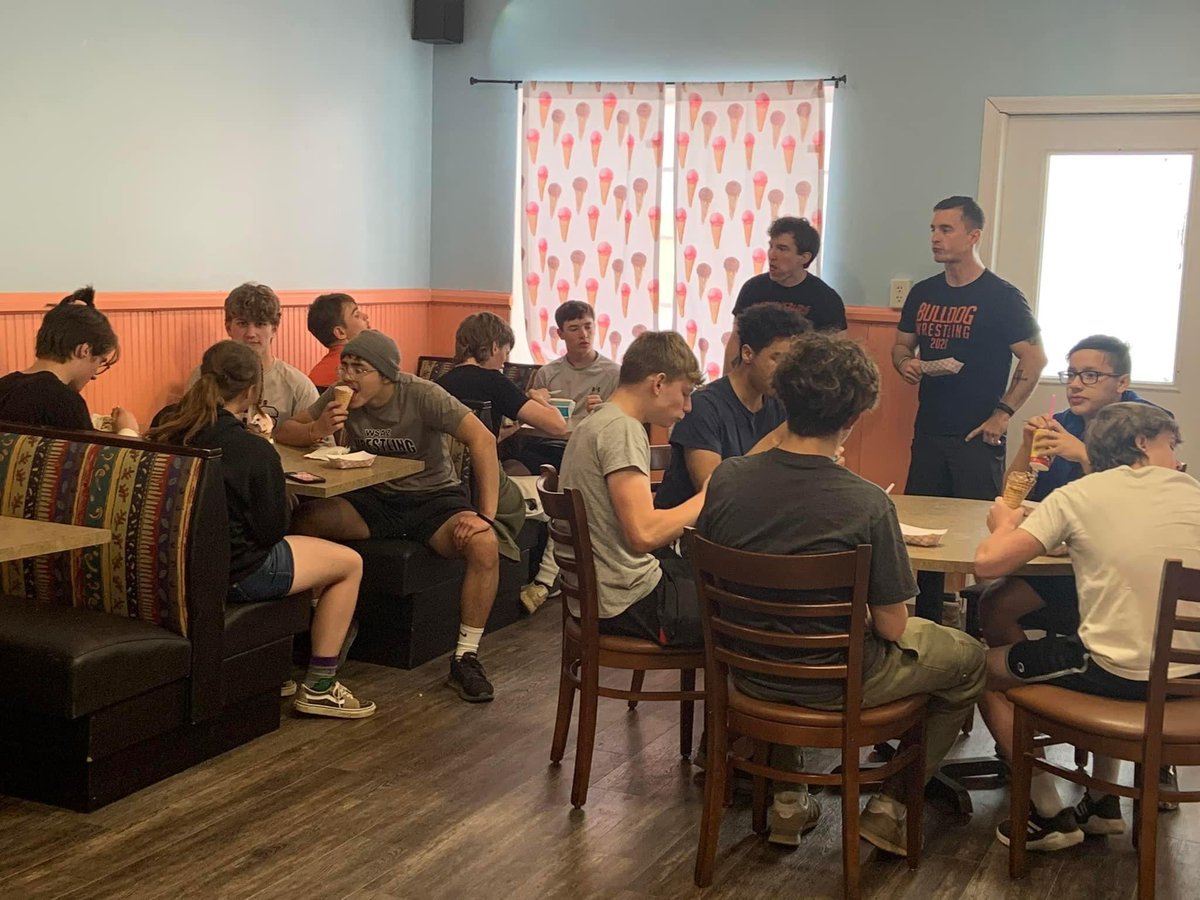 The Bulldog wrestlers spent some time together this weekend. We hiked up Maryland Heights and then got some refreshments afterwards. ⛰️🤼‍♂️🐾🍨🌭