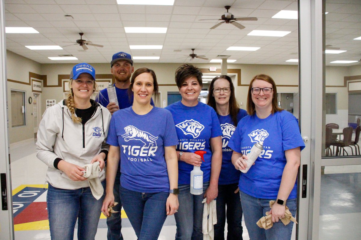 DakotaWesleyan's tweet photo. Dakota Wesleyan's DWU Cares event was last week. Did you see the people in blue all over town? For a full gallery, visit our album: https://t.co/FrBUU4Os70. #DWUcares #BleedBlue #photography https://t.co/oUGg5MTTsr