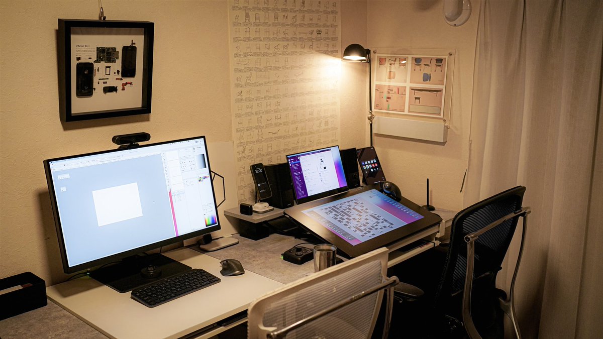 我が家のデスクセットアップ最近の様子。
右が漫画家デスク、左がデザイナーデスク。９割くらい漫画家デスクにいます。 https://t.co/j1Kx0iyotb